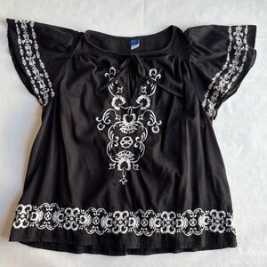 Old Navy black & white embroidered flutter sleeve size small top blouse.